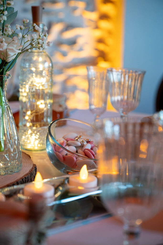 décoration de table de mariage avec lumière chaude