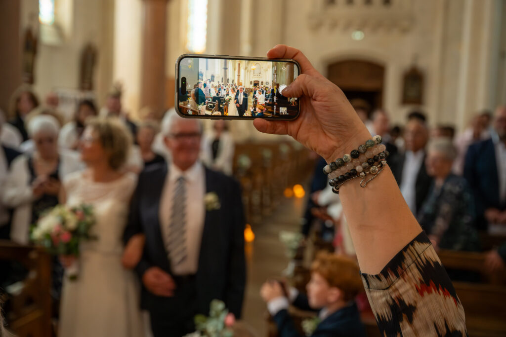 invités pendant une cérémonie de mariage