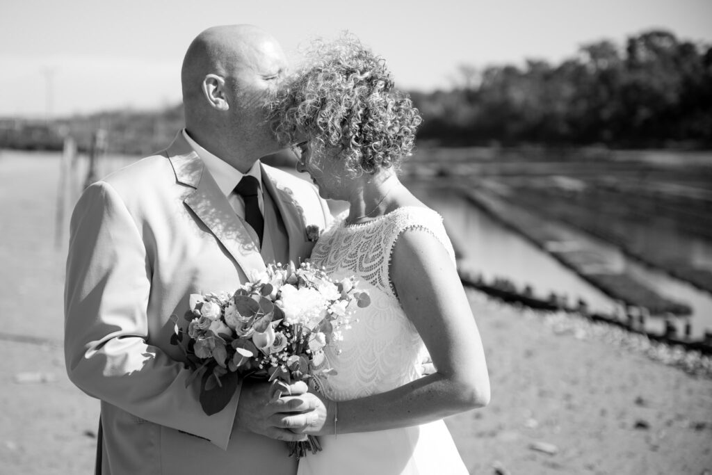 photo de couple mariage en noir et blanc
