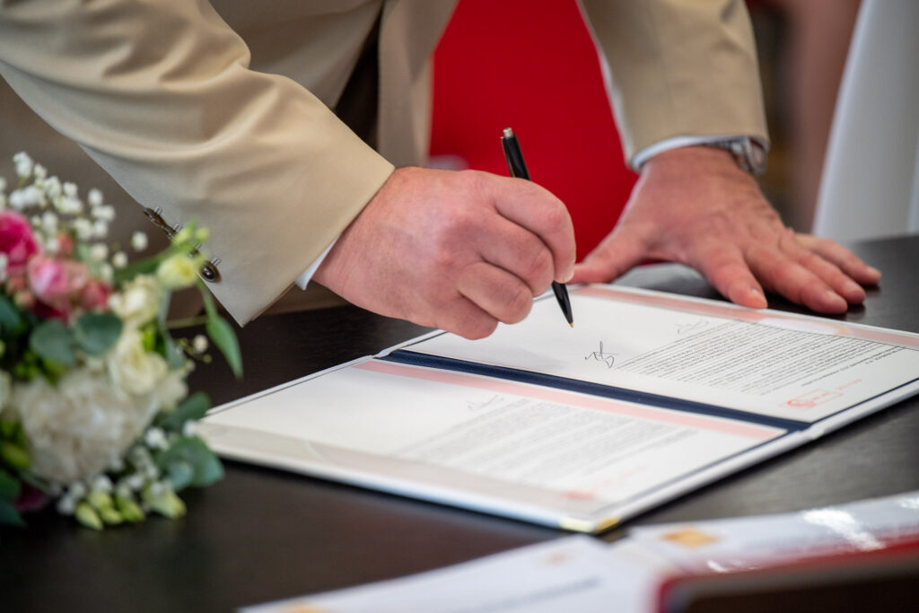 signature du registre pendant une cérémonie de mariage