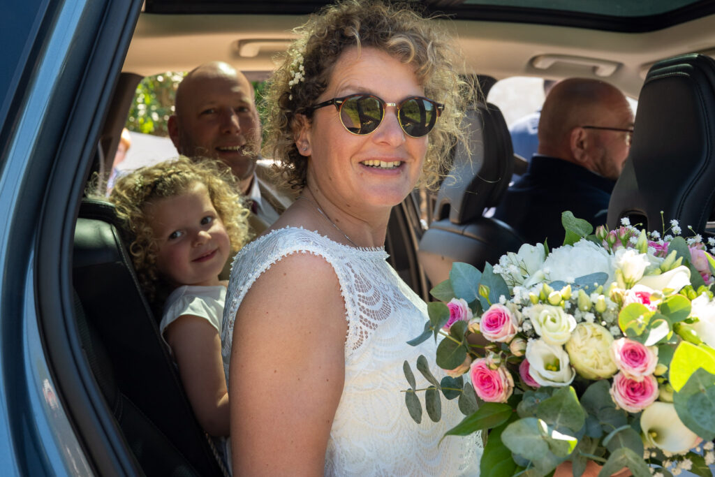 sortie de cérémonie de mariage avec confettis